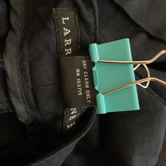 Larry Levine
10 Blue Capris
Front pockets - Picture 5 of 6